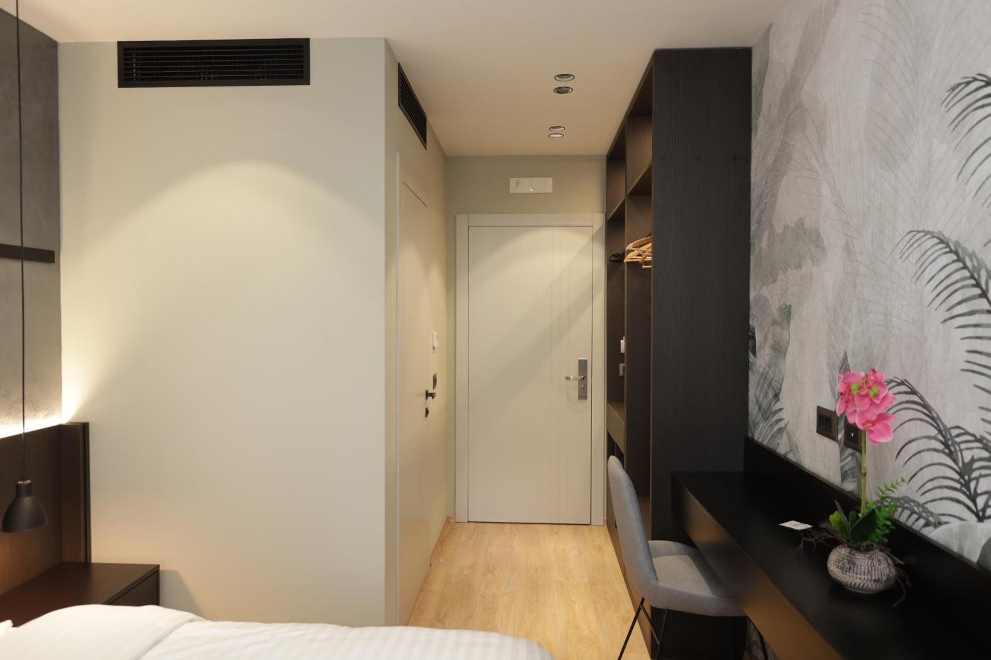 Gremmy Boutique Hotel Tirana Exterior photo